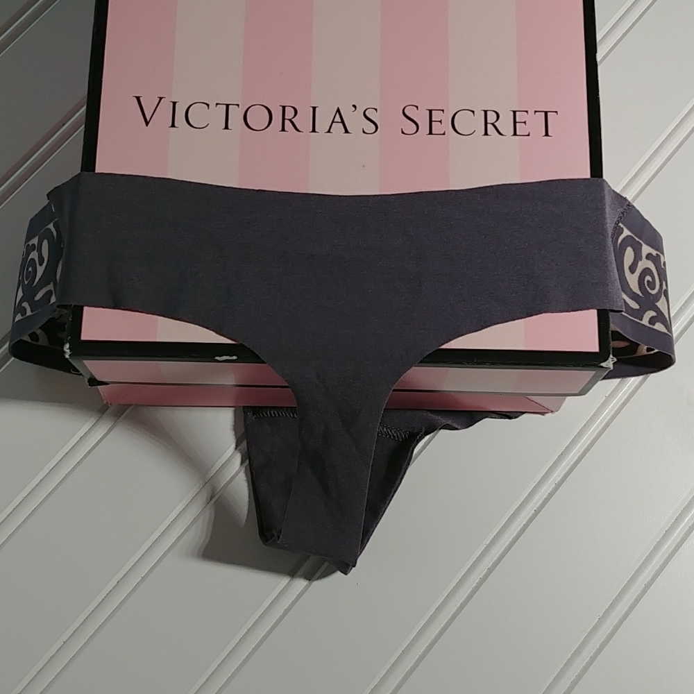 3/$25.- Victoria's Secret Seamless Scroll Thongs - Picture 3 of 9